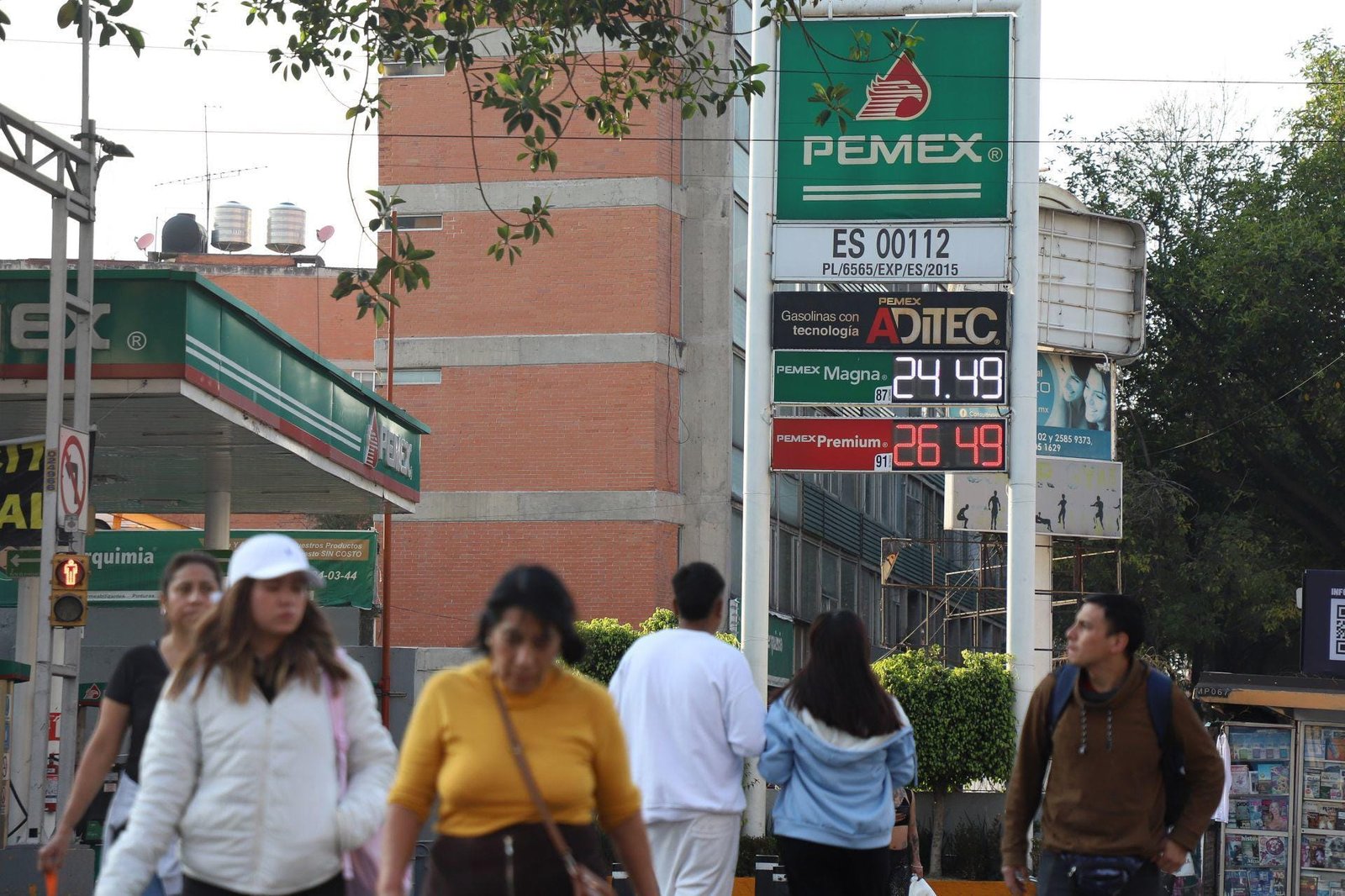 Previo al 2025: gasolina alcanza 28 pesos por litro... mexicanos enfrentan precios récord y críticas al IEPS