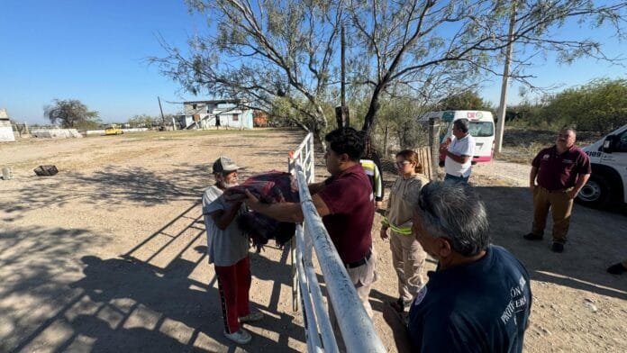 Más que calor: DIF Frontera lleva sonrisas a los niños y algo de abrigo a los adultos mayores