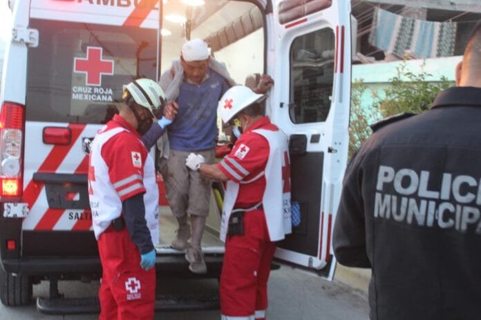 Hombre alcoholizado cae de la azotea y se abre la cabeza, en Saltillo