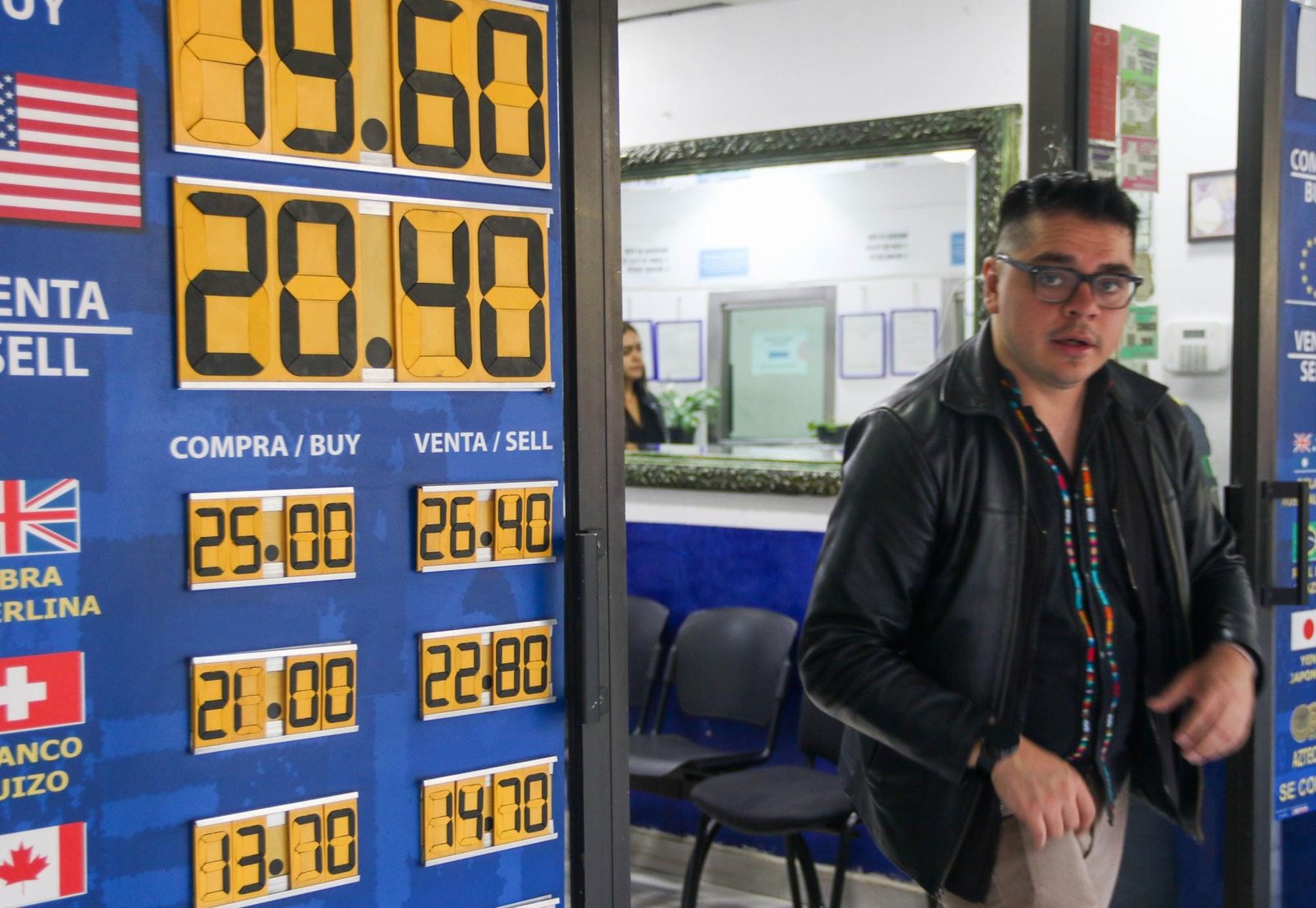 ‘Toma respiro’ el peso ante el dólar: cierra en 20.99 al menudeo