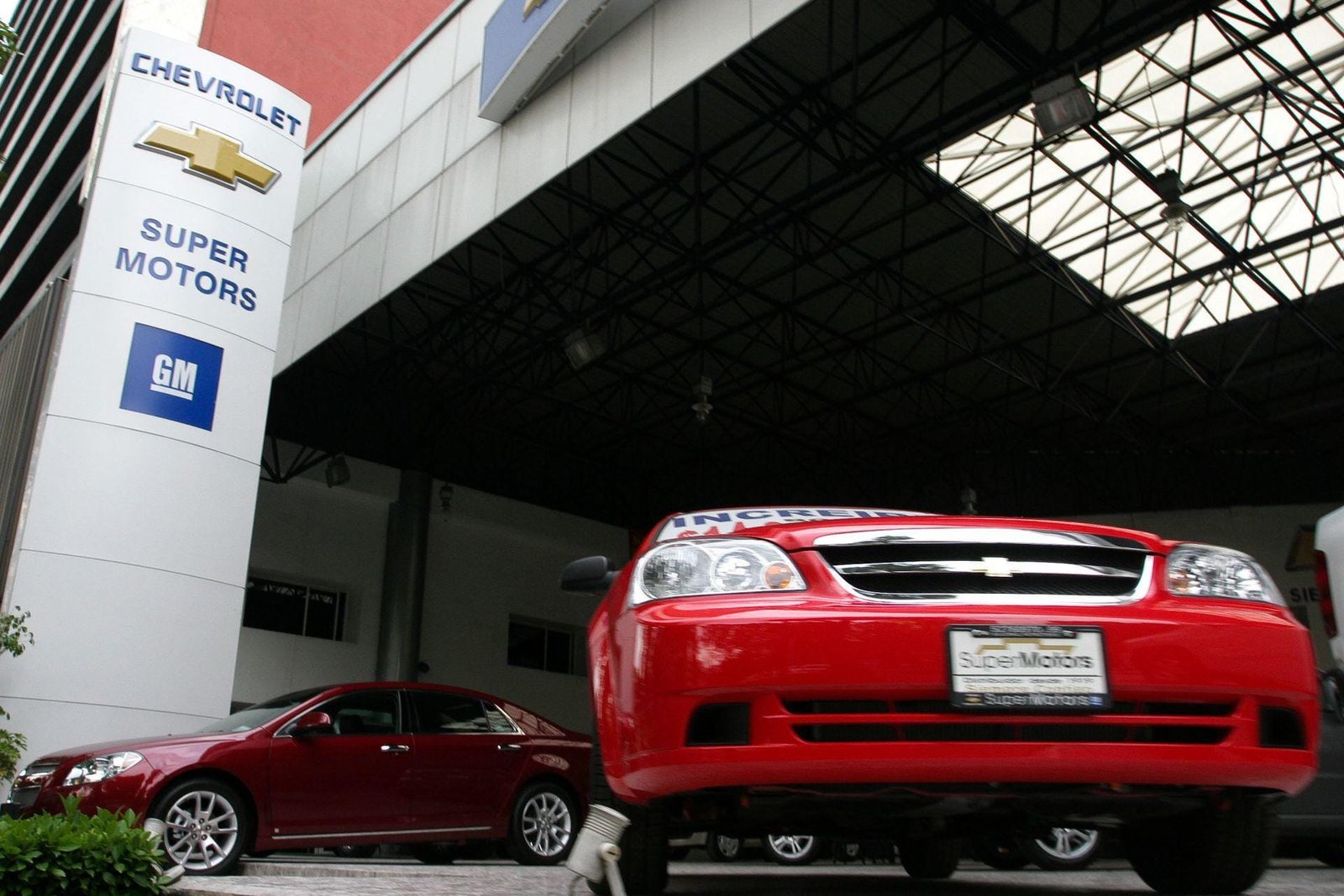 Los beneficios netos de General Motors cayeron un 40 % en 2024