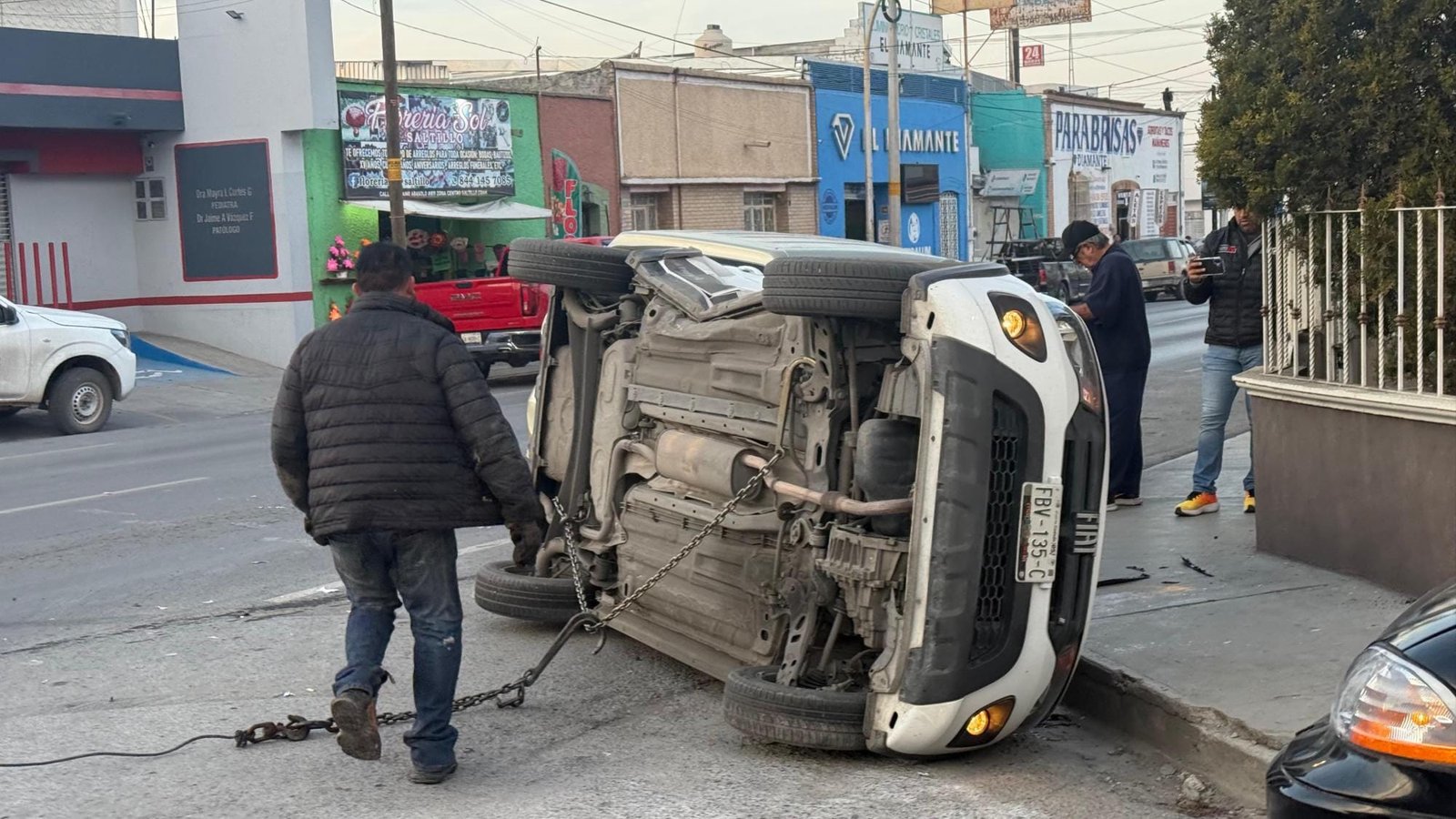 Vuelca compacto en accidente en el Centro de Saltillo; se pasó alto