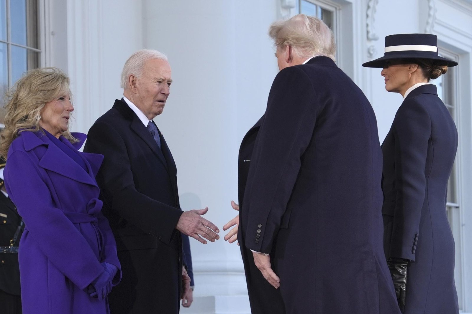 En su primer día, Donald Trump desmantela el legado de Joe Biden