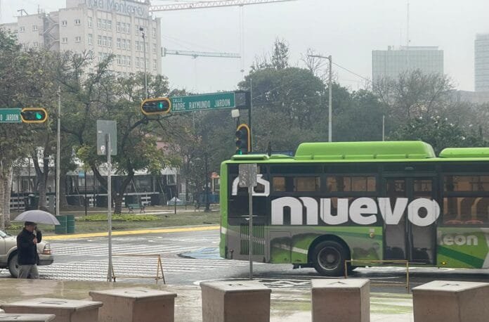 Emite CEDHNL medida cautelar por alza en tarifas del transporte en el estado