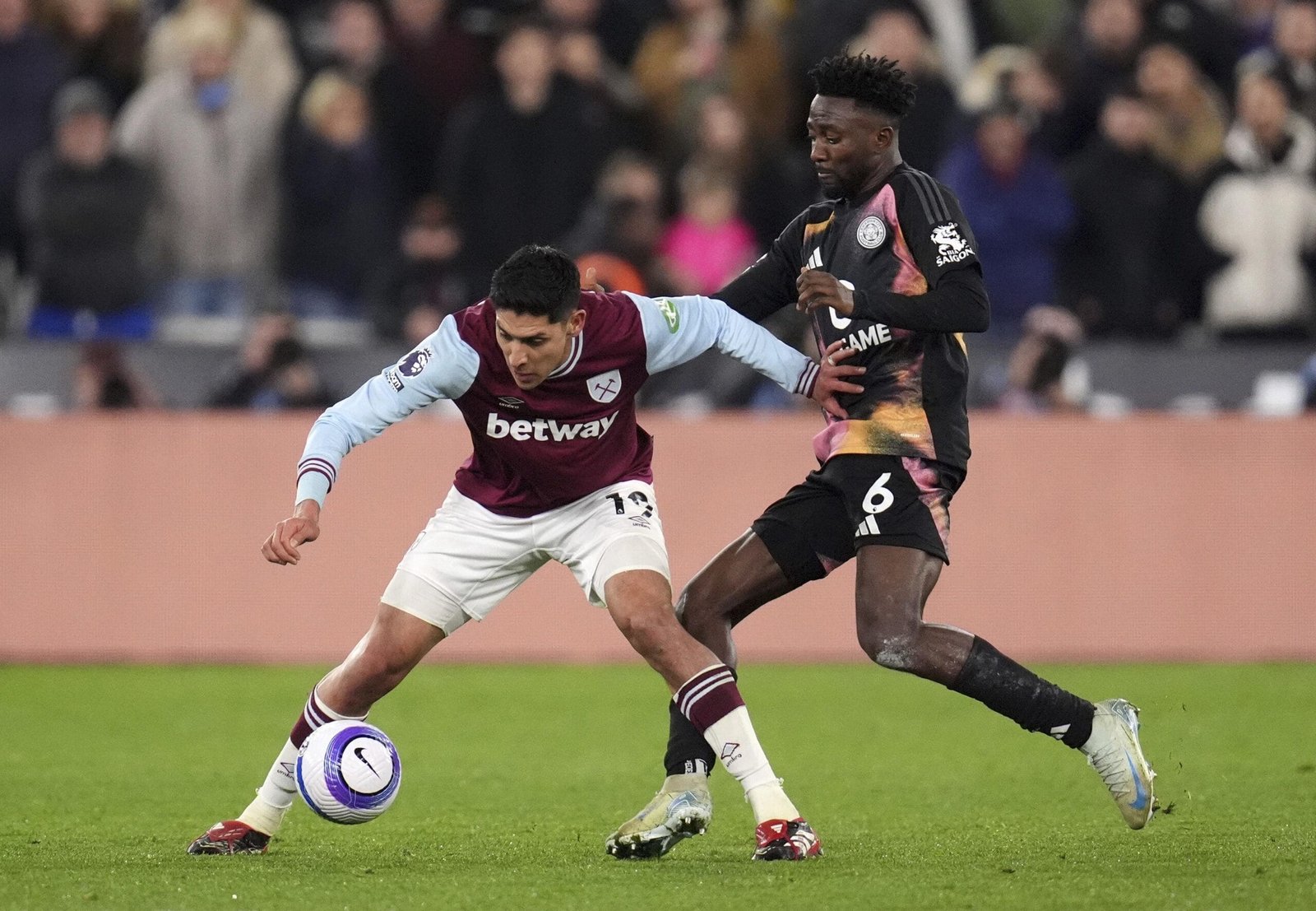 Edson Álvarez, indomable en la victoria del West Ham ante Leicester City