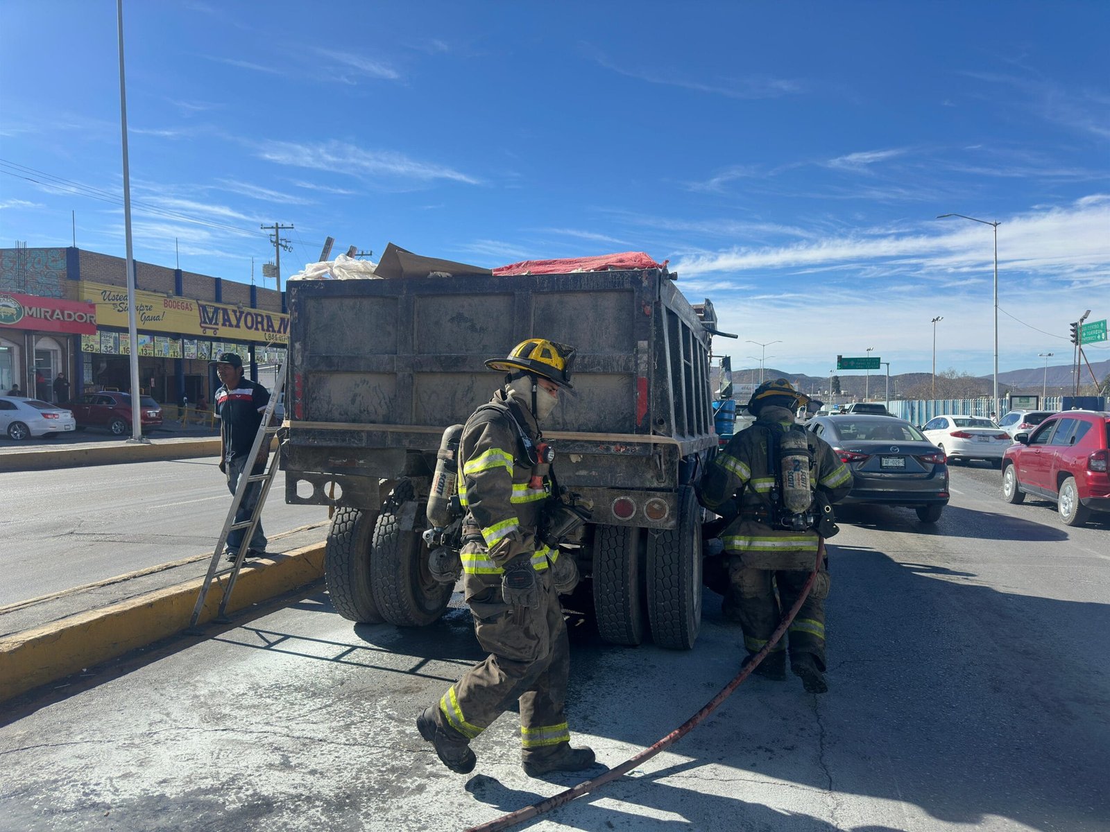 Se quema camión de volteo en Saltillo