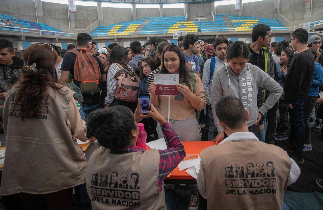 ASF revela anomalía de más de un millón de pesos en becas Benito Juárez destinados a 486 alumnos fallecidos