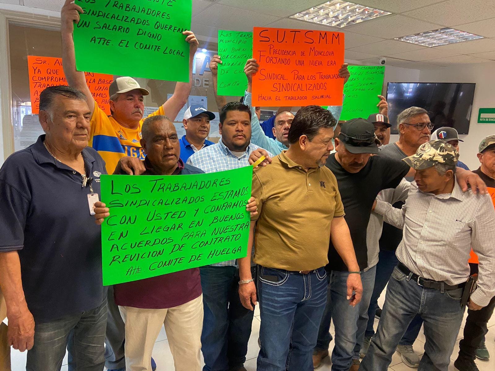 Trabajadores sindicalizados del Ayuntamiento de Monclova exigen aumento salarial del 18% (video)