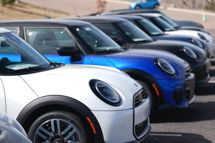 Desde las reparaciones hasta los seguros, los aranceles de Trump a autos podrían encarecer el tener un coche