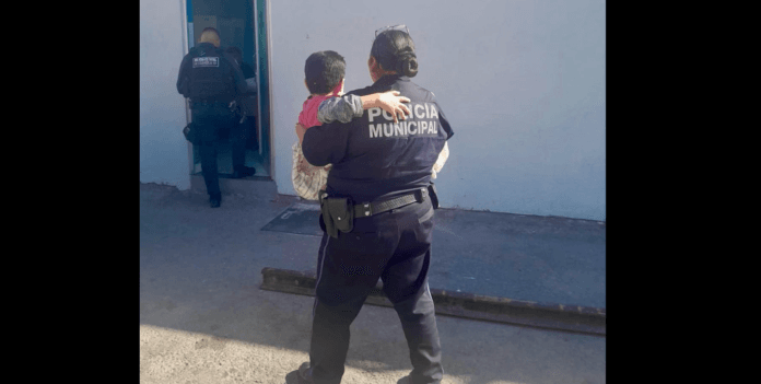 Rescatan a menor con parálisis cerebral tras reporte de omisión de cuidados en Torreón; padres detenidos