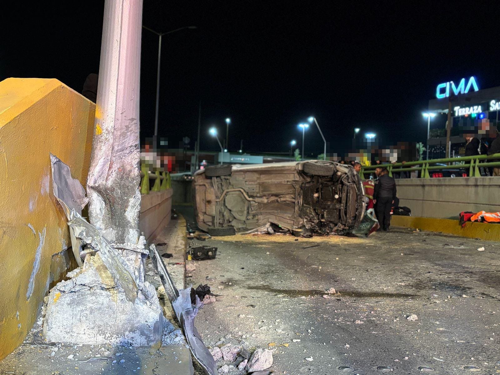 Saltillo: Vuelcan tras chocar contra luminaria en el LEA; cuatro lesionados, una embarazada en estado grave