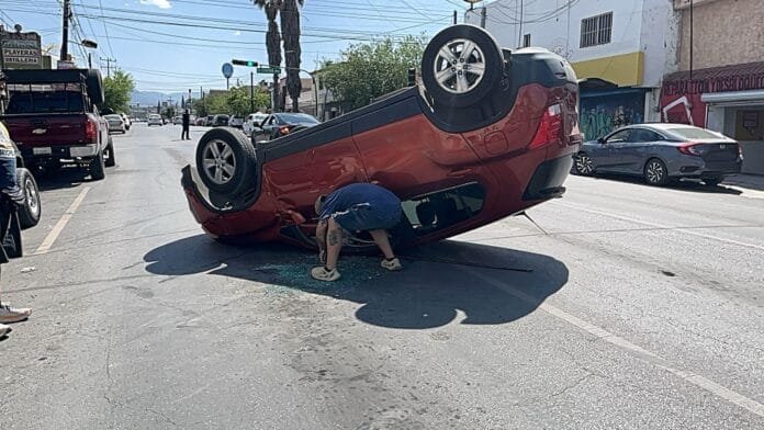 Mujeres chocan y terminan volcadas, en Saltillo