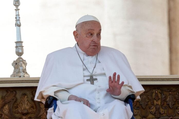Aparece el papa Francisco por sorpresa en la basílica de San Pedro para observar la restauración