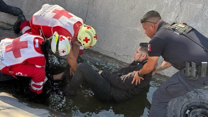 Motociclista cae a canal pluvial de Camporredondo, en Saltillo