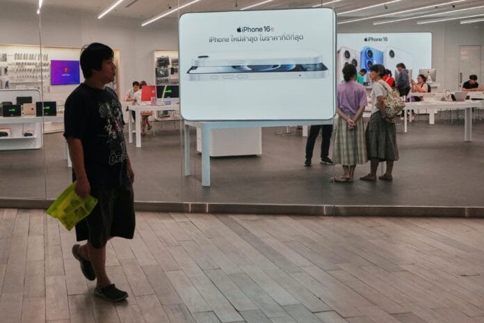 Tiene Apple pocos incentivos para fabricar iPhones en EU, pese a la guerra comercial de Trump con China