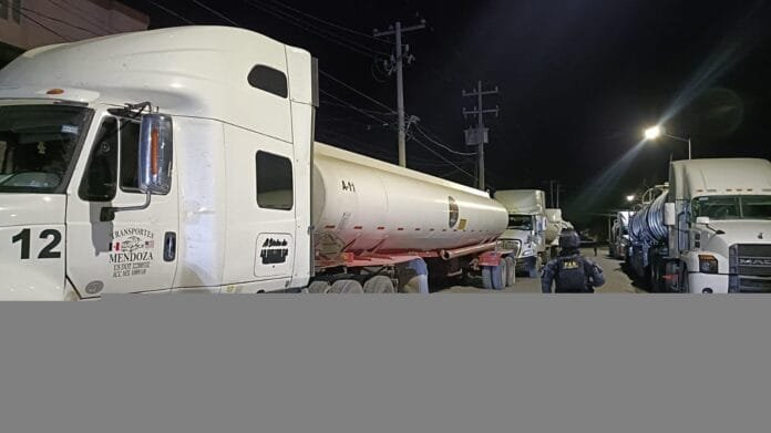 Aseguran cinco tractocamiones cargados con huachicol, en Hidalgo, Coahuila