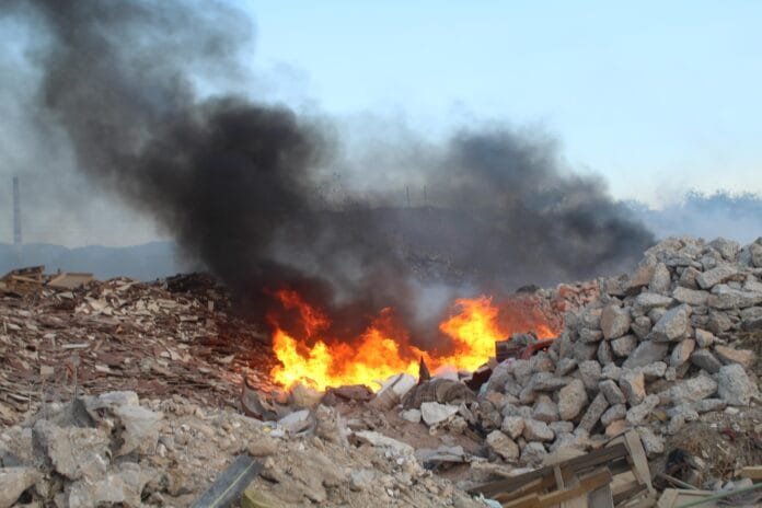 Arde basurero clandestino en Saltillo
