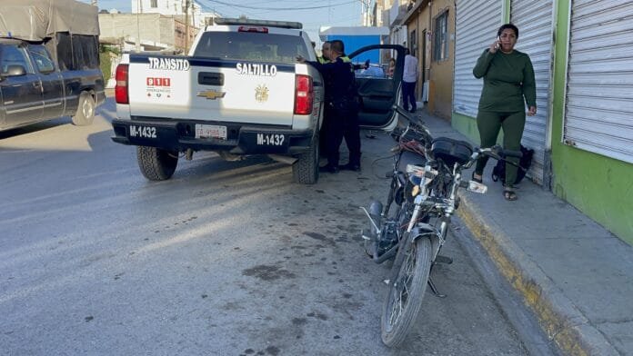 Motociclista pierde el control y se estrella contra un auto estacionado, al poniente de Saltillo