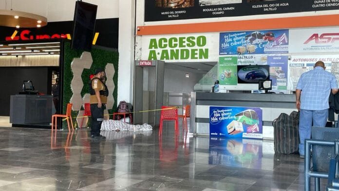 Fallece mujer en la Central de Autobuses de Saltillo, ante la indiferencia del personal