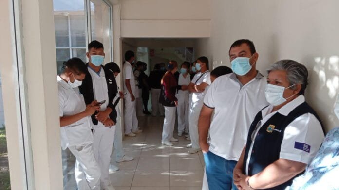 Protestan trabajadores en el Centro de Salud de Parras; acusan al director y administrador de prepotencia