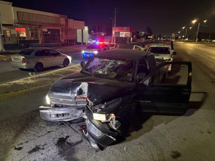 Choca ebrio contra semáforo y logra huir casi un kilómetro; su copiloto acaba herida