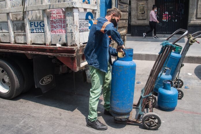 Amagan gaseros con paro nacional; piden aumento en precio de gas LP