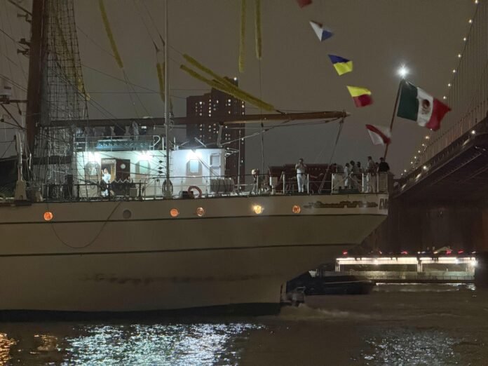 Mueren 2 tras choque de buque mexicano con puente de Brooklyn, en Nueva York