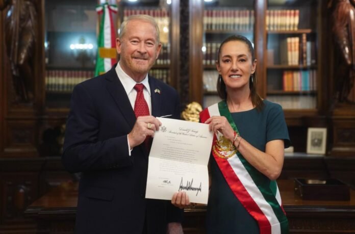 Sheinbaum recibe a nuevos embajadores, entre ellos Ronald Johnson de Estados Unidos