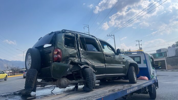 Adolescente provoca choque múltiple en Saltillo; intentó huir, pero terminó causando más daños