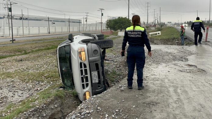 ‘Se le acabó el camino’: conductor vuelca al salir del túnel, al oriente de Saltillo