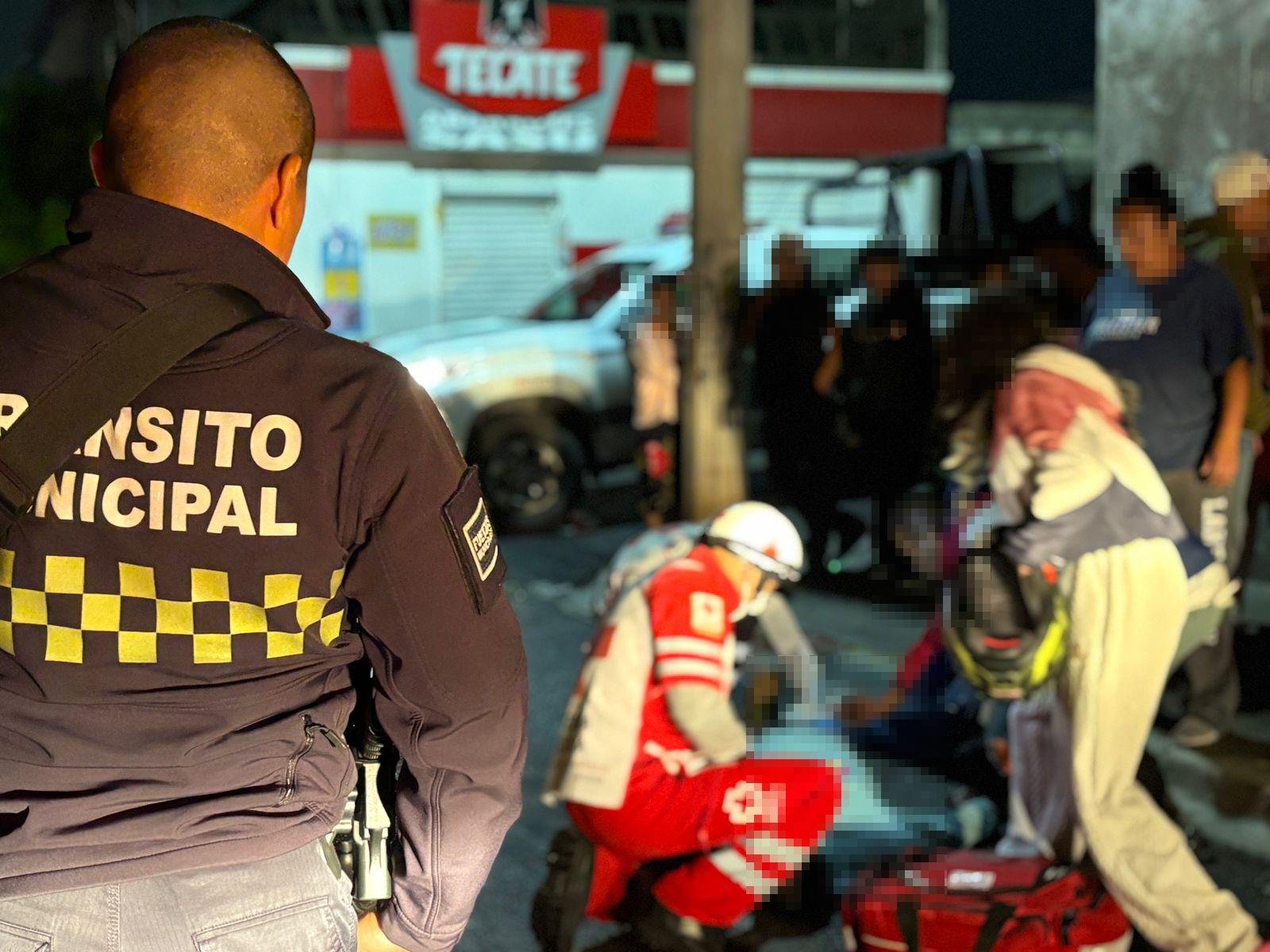 Motociclistas ignoran el alto y son embestidos por una camioneta en Saltillo; hay dos lesionados
