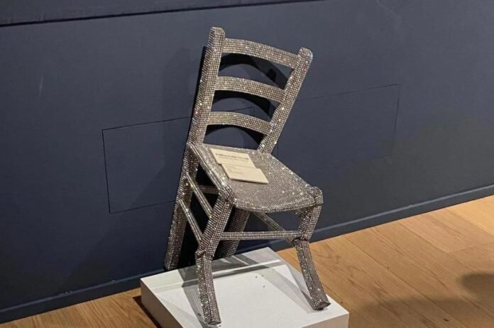 Turista destruye silla inspirada en Van Gogh hecha con cristales Swarovski, en museo Palazzo Maffei de Verona
