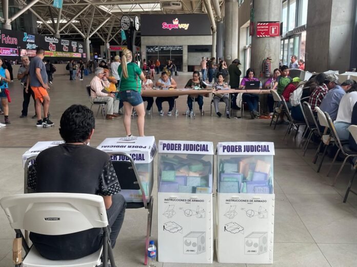 Votantes no arrasan en pocas horas con boletas en las casillas especiales de Nuevo León