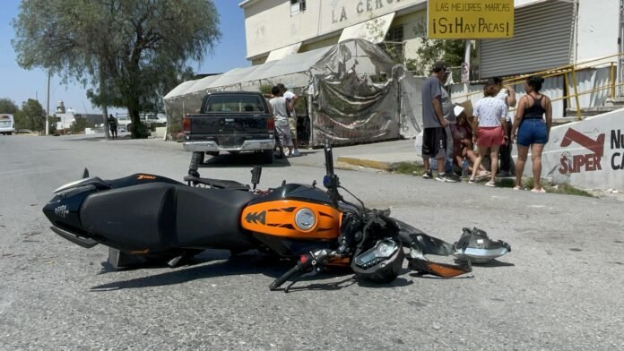 Impacta motocicleta con madre e hijo a bordo, en Saltillo