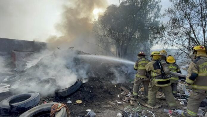 Incendio de basura y plástico genera densa columna de humo al poniente de Saltillo