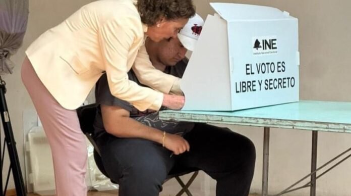 Vota hijo menor de AMLO por primera vez