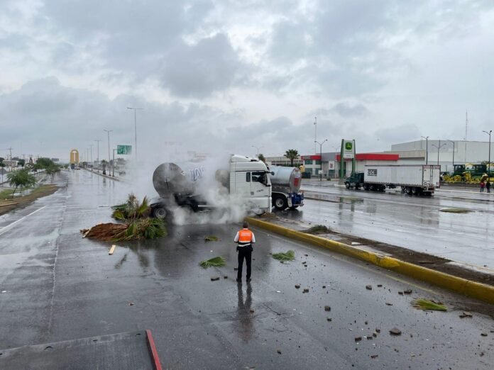 Tráiler de Lala derriba luminarias y provoca fuga de gas en el periférico de Torreón