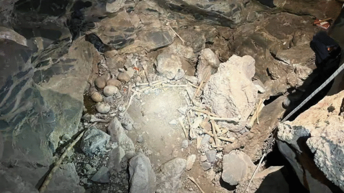 Rescatan restos prehispánicos en cueva profunda de Ocampo, Coahuila