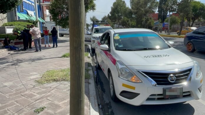 Taxista no ve a joven y la atropella en Saltillo; la traslada a una clínica privada