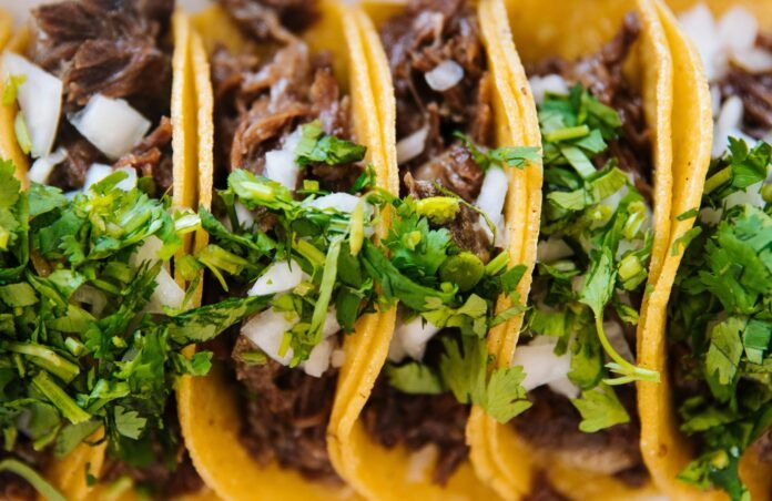 El chef mexicano Enrique Olvera invita a preparar tacos como alta cocina en su nuevo libro
