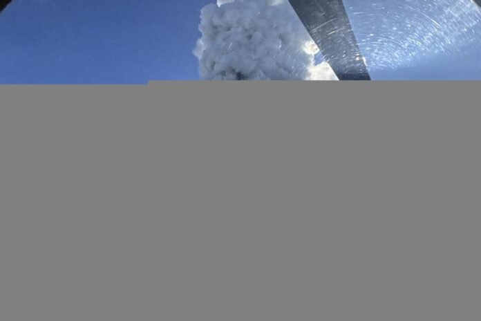Volcán Krasheninnikov entra en erupción por primera vez en 475 años; registran réplica de 6.8 en Kamchatka