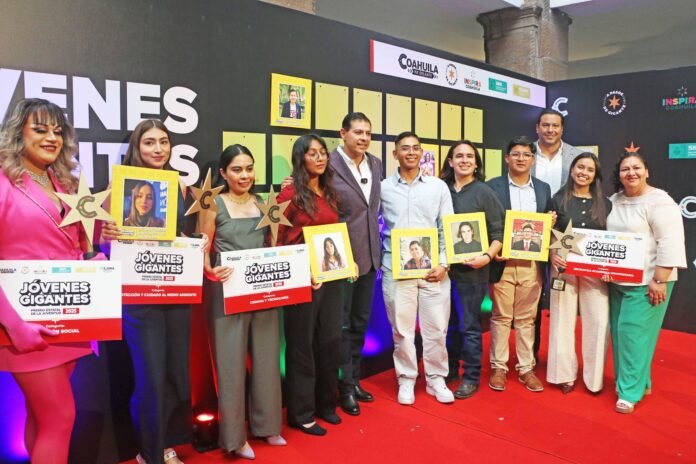 Universitarios de la UAdeC reciben Premio Estatal de la Juventud ‘Jóvenes Gigantes 2025’