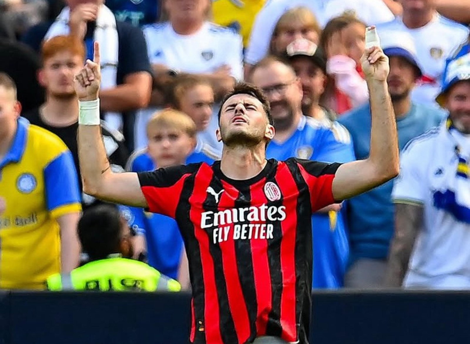 Santiago Giménez marca gol en la pretemporada del Milan contra Leeds United
