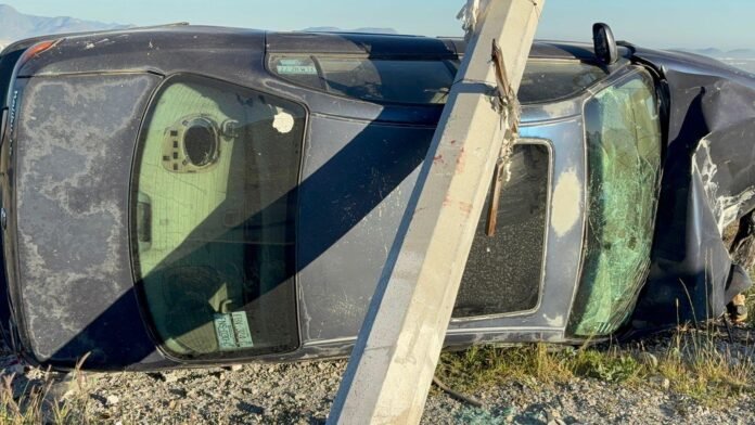Vuelca tras perder control y derribar poste en el bulevar Otilio González, en Saltillo