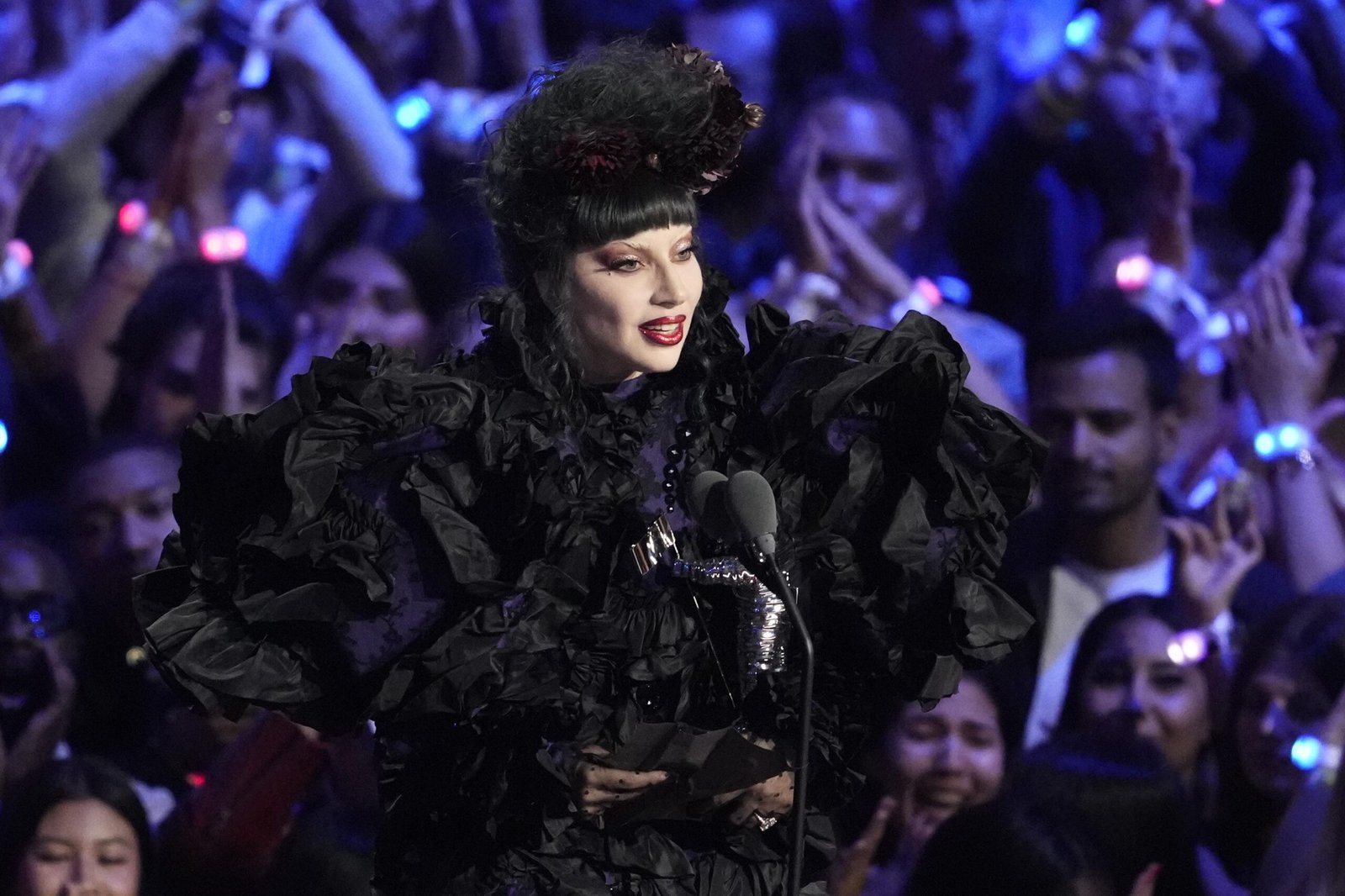 ¿Ganó Peso Pluma ?Lady Gaga, artista del año en los MTV VMAs 2025