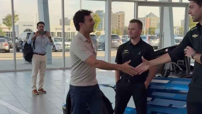 Checo Pérez inicia su trabajo con Cadillac: primera visita a la fábrica del nuevo equipo de F1