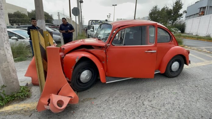 Saltillo: vocho se impacta contra barra metálica tras falla mecánica; dos mujeres terminan lesionadas