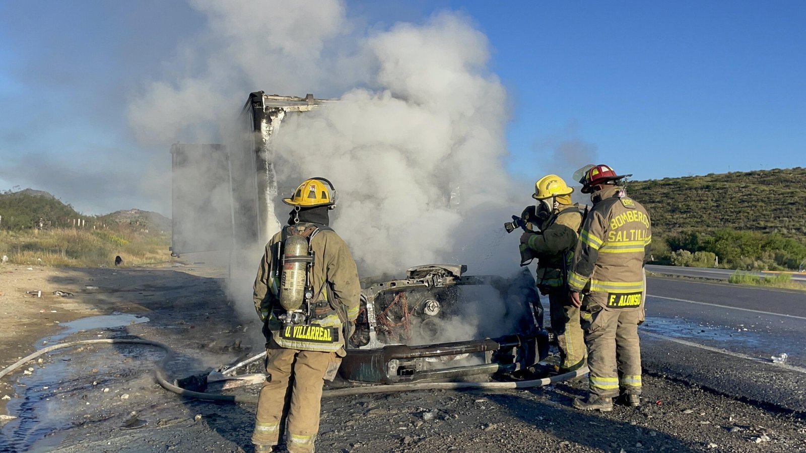 Fuego consume camión con rollos de aluminio en la Torreón-Saltillo