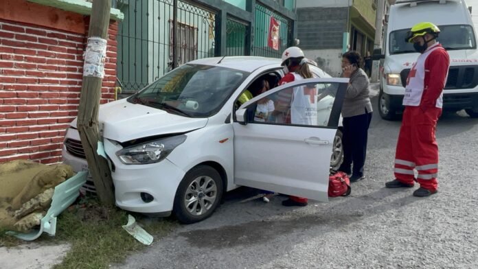 Mujer termina con un golpe en el rostro tras ‘corretear’ su auto sin frenos, al sur de Saltillo