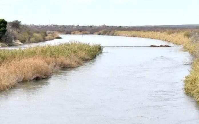 Dos menores son arrastrados por la corriente del río Bravo; uno fallece y aún no es localizado